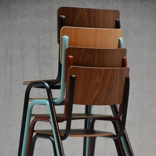 Zero stoelen gestapeld | Jan Kurtz | Lundia Living | meerdere kleurframes, walnoot zitting