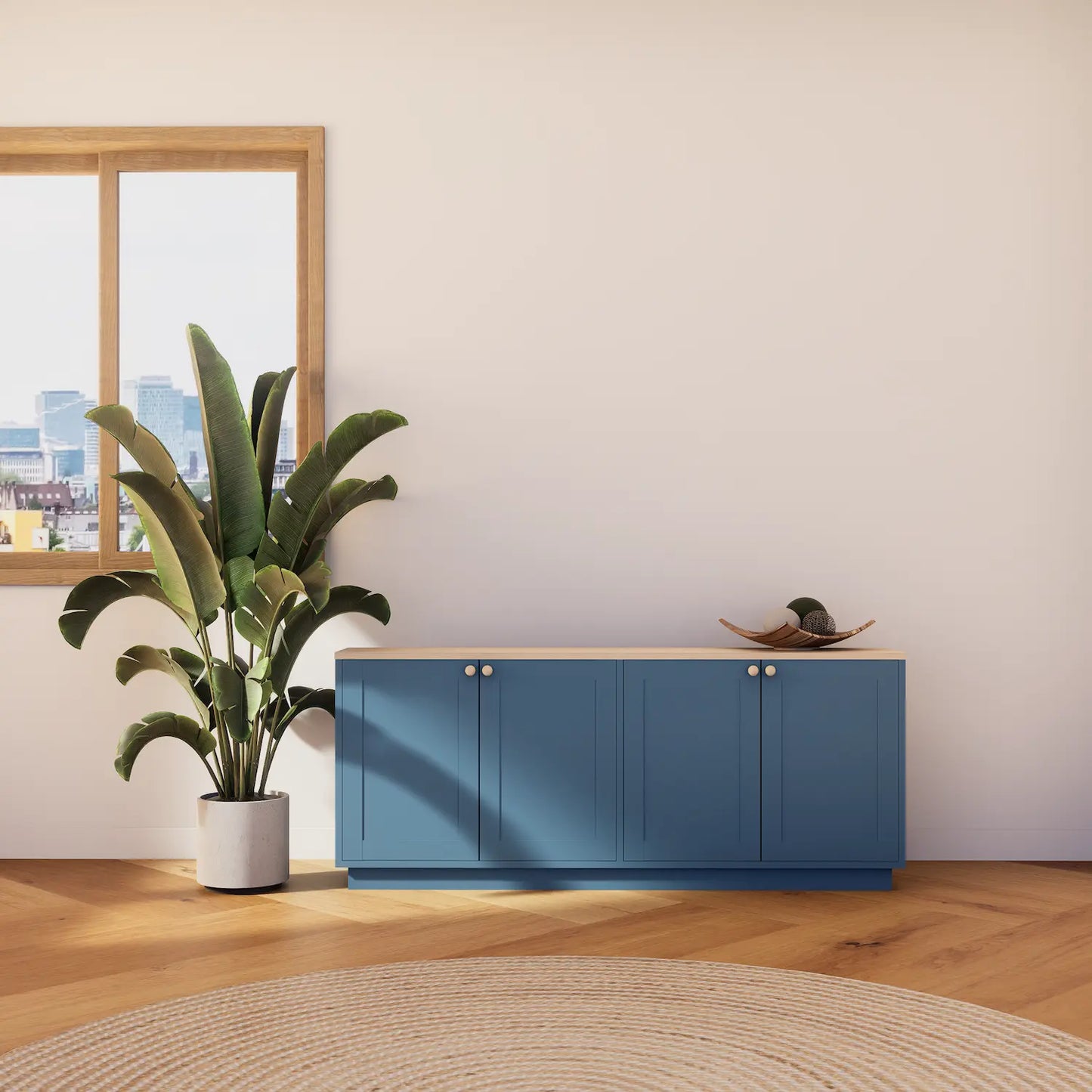 Großes Sideboard aus Holz | Lundia Basics in Hague-Blau mit klar lackierter Platte in einem hellen Raum mit einer Pflanze
