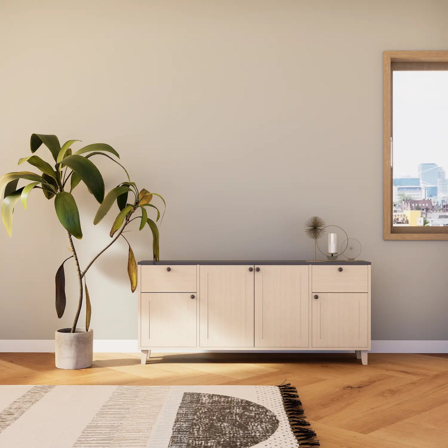 Großes Sideboard aus Holz | Lundia Basics mit klar lackierter Oberfläche und dunklen Knöpfen in einem hellen, minimalistischen Wohnraum