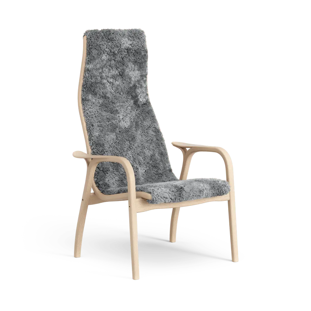 Lamino-Sessel | Swedese | Lundia Living mit hoher Rückenlehne und weichem, grauem Schaffellbezug auf einem hellen Holzgestell