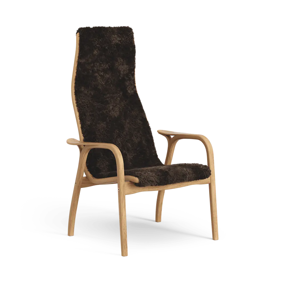 Lamino-Sessel | Swedese | Lundia Living: Hoher Holzrahmen und weiches, braunes Schaffell für zusätzlichen Komfort und Stil