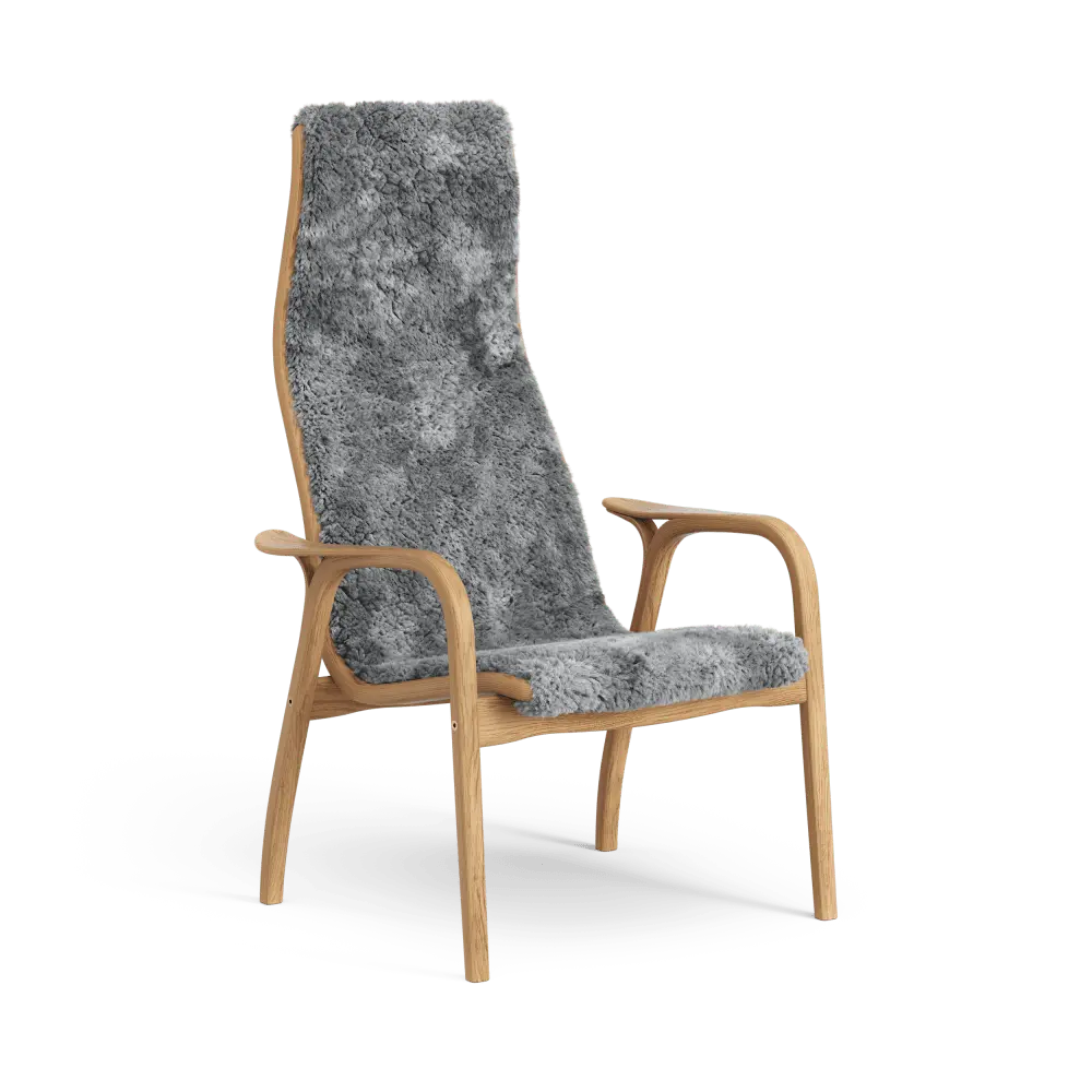 Lamino Sessel | Swedese | Lundia Living mit hoher Rückenlehne und weichem, grauem Schaffell auf einem hellen Holzgestell