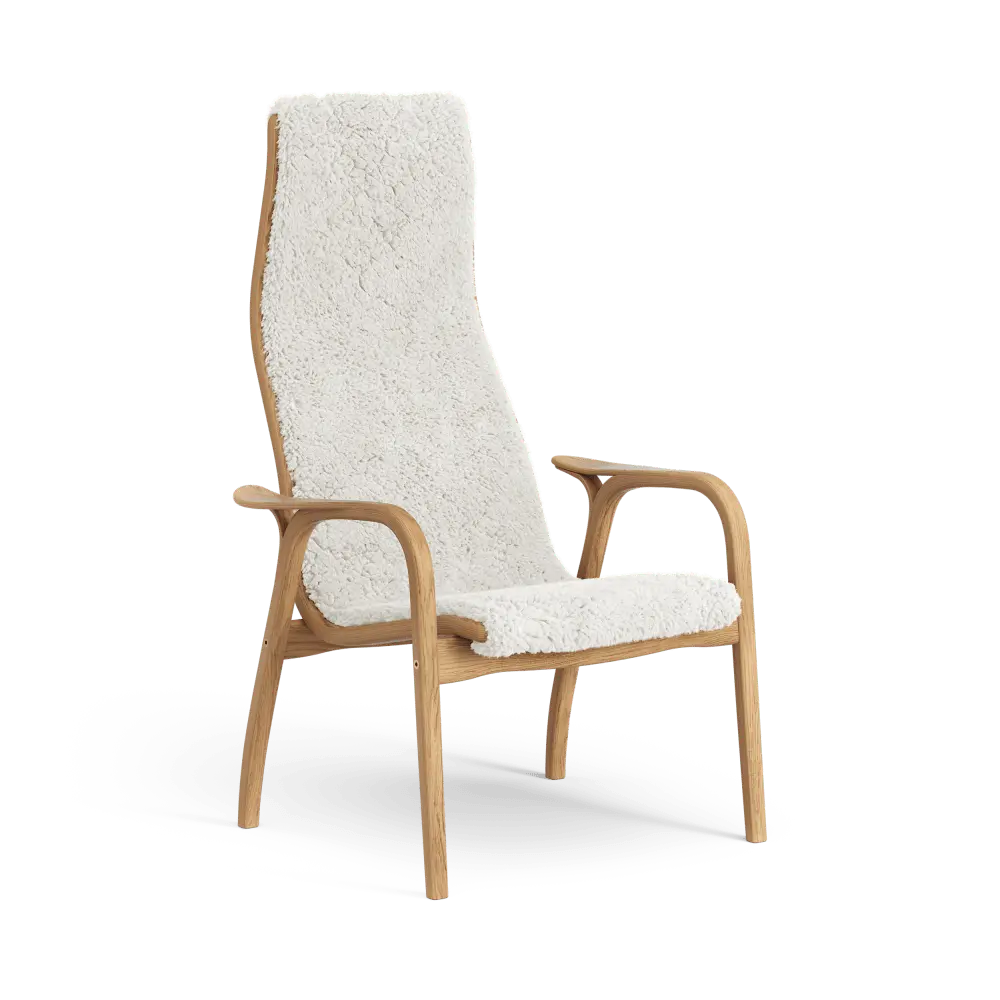 Lamino-Sessel | Swedese | Lundia Living mit hohem, geschwungenem Holzrahmen und weichem, weißem Schaffellbezug