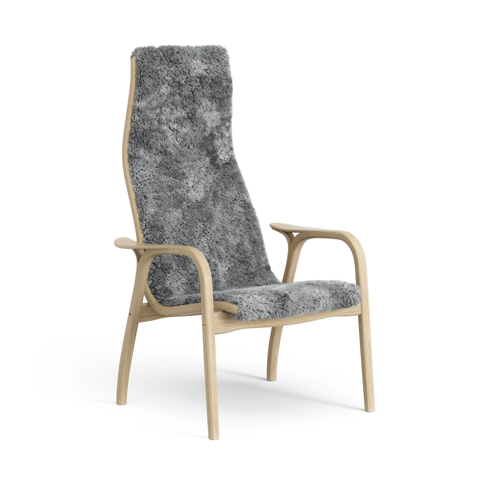 Lamino Sessel | Swedese | Lundia Living – anspruchsvolles Design und weiches, graues Schaffell auf einem geschwungenen Holzrahmen