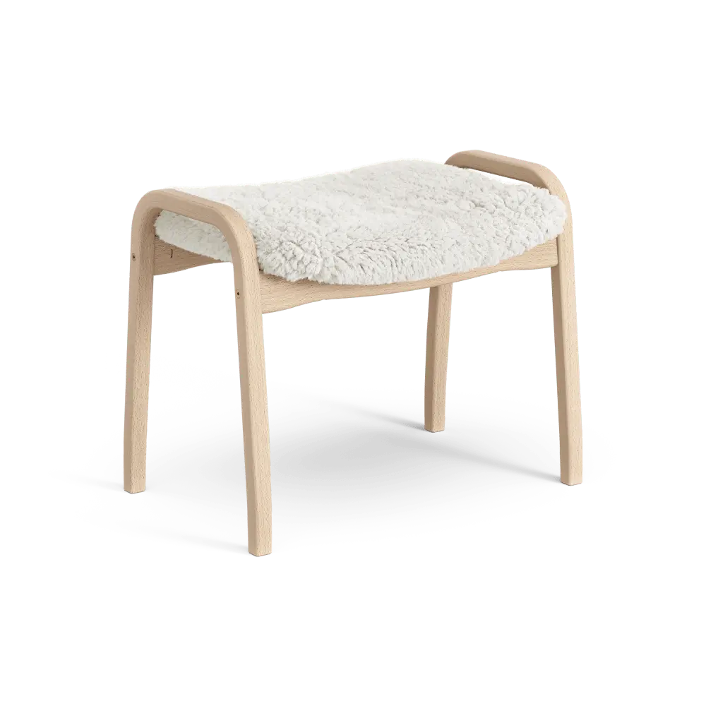 Lamino-Fußhocker | Swedese | Lundia Living: Mit geschwungenem Holzrahmen und weichem, weißem Schaffellbezug für extra Komfort