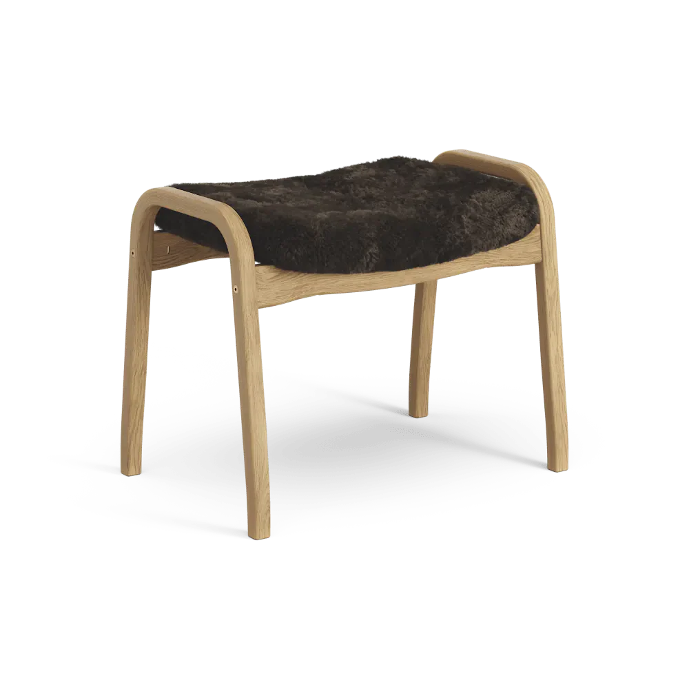 Lamino Fußhocker | Swedese | Lundia Living mit einem hellen Holzrahmen und einem dunkelbraunen, weichen Schaffellsitz für stilvollen Komfort.