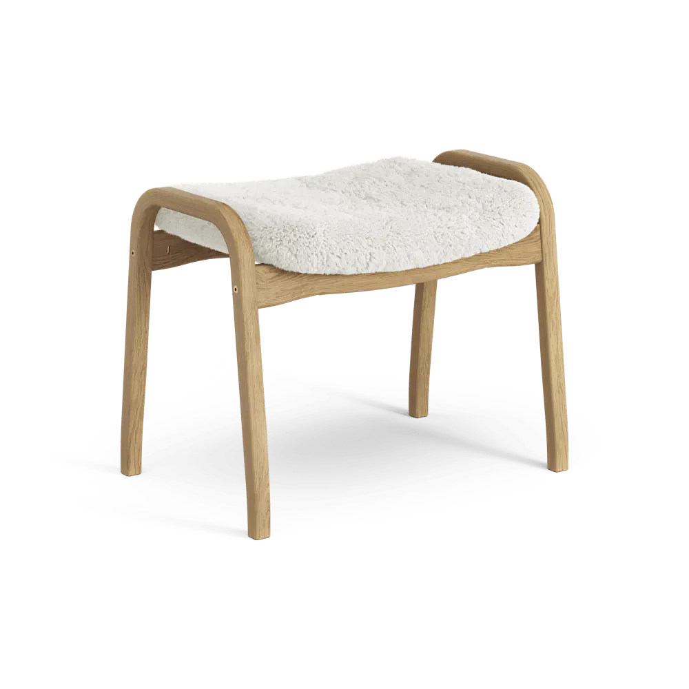 Lamino-Fußhocker | Swedese | Lundia Living: Mit einem leichten Holzrahmen und weichem, weißem Schaffell für entspannten Sitzkomfort