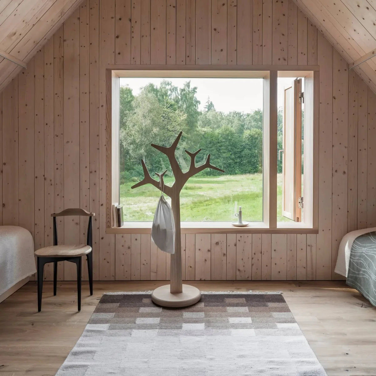 Baumgarderobe, 134 cm hoch | Swedese | Lundia Living – minimalistisches Holzdesign für ein natürliches, helles Schlafzimmerambiente