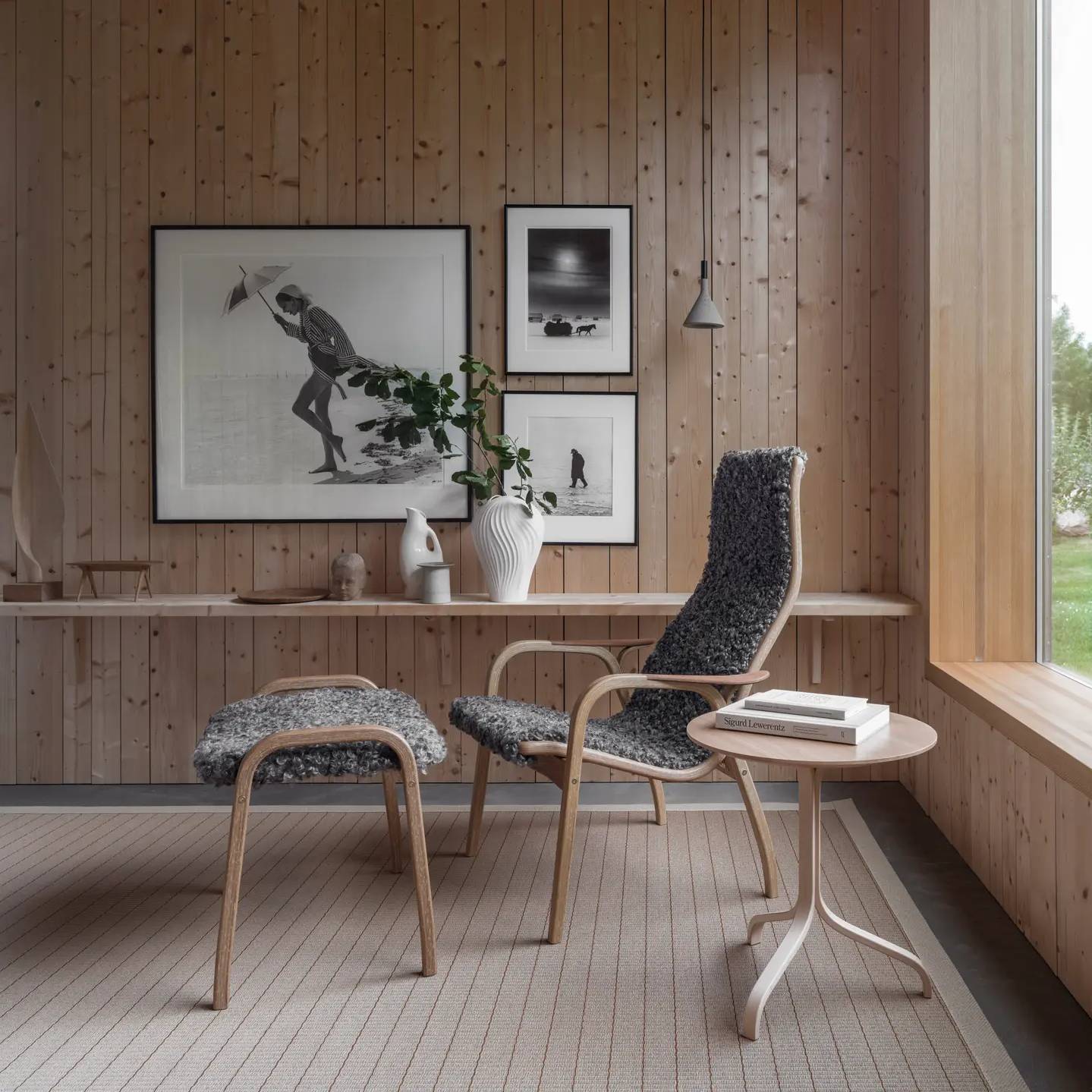 Lamino Sessel | Swedese | Lundia Living – mit einem formschönen Holzrahmen und weichem, dunkelgrauem Bezug für ein helles skandinavisches Wohnambiente