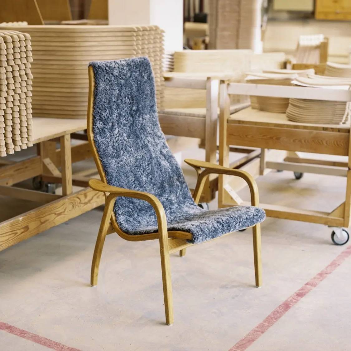 Lamino-Sessel | Swedese | Lundia Living: Mit geschwungenem Holzrahmen und weichem, grauem Bezug in traditionellem Ambiente