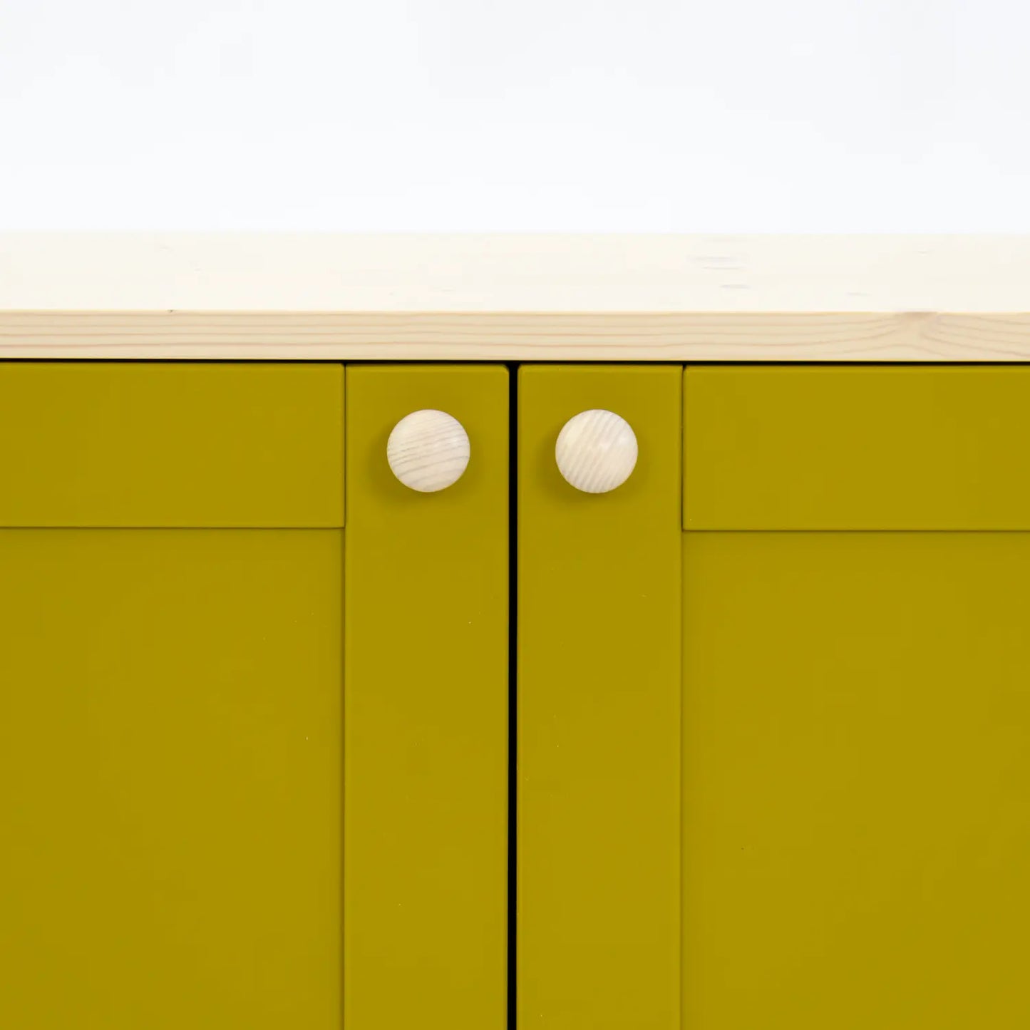 Compact houten lowboard | Lundia Basics | Mustard green & Vanilla