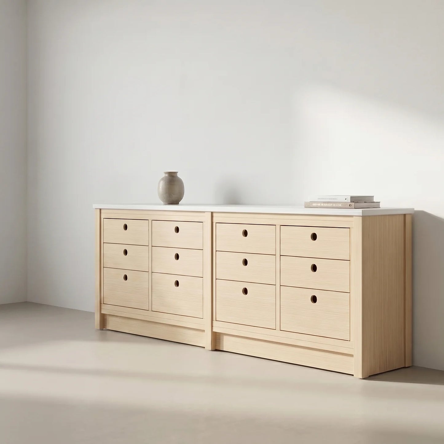 Niedrige skandinavische Kommode | Lundia Original | Klar lackiert & weißes Holz, sfeerbeeld perspectief