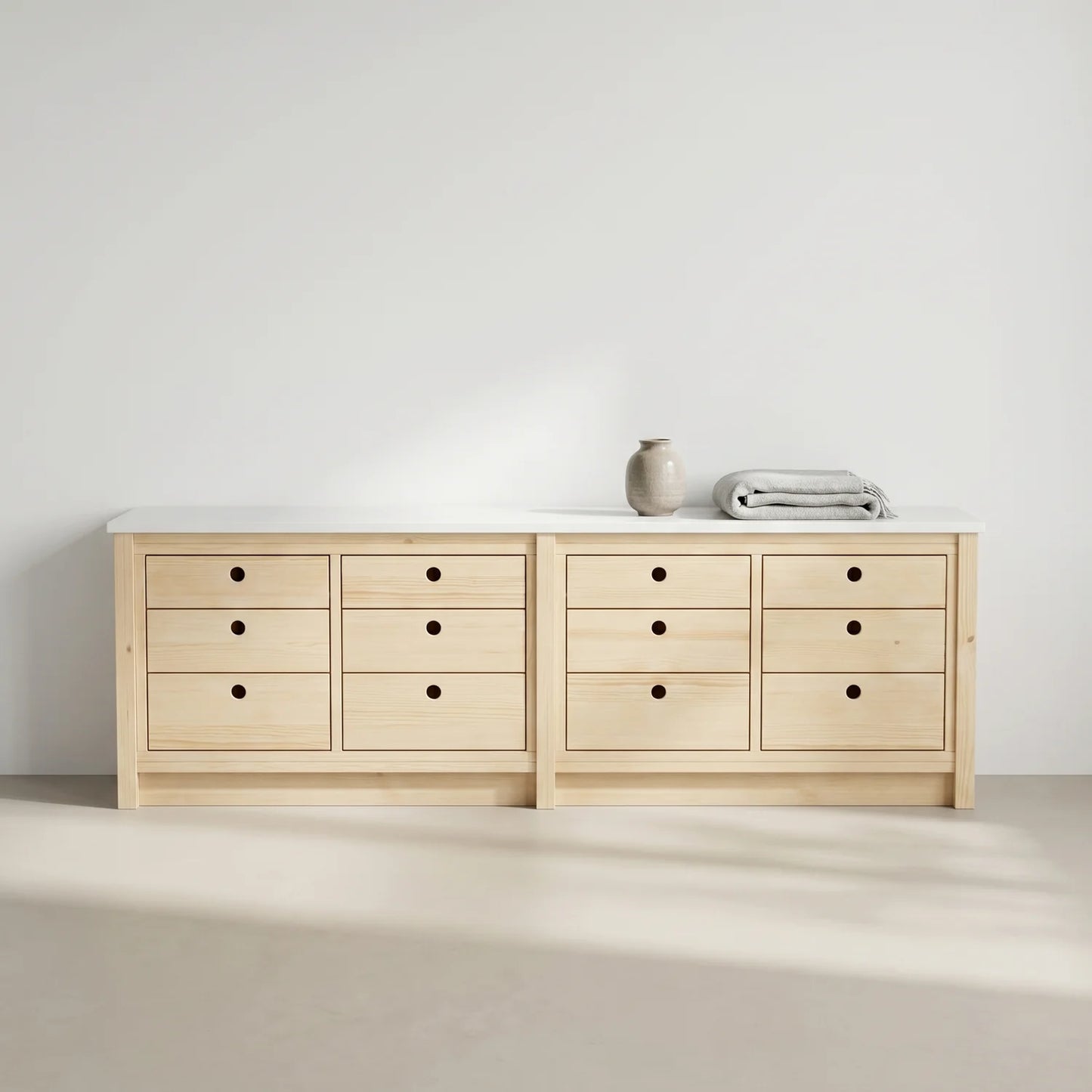 Niedrige skandinavische Kommode | Lundia Original | Klar lackiert & weißes Holz, sfeerbeeld vooraanzicht
