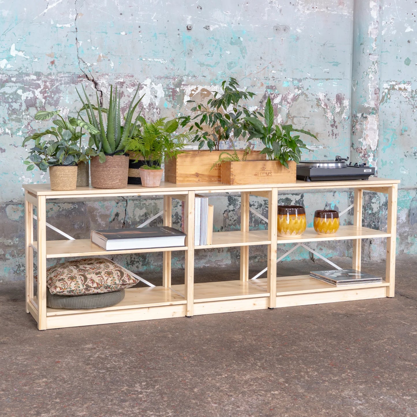 Sideboard | Lundia Original | Klar lackiertes Massivholz mit Pflanzen, Büchern und Keramik