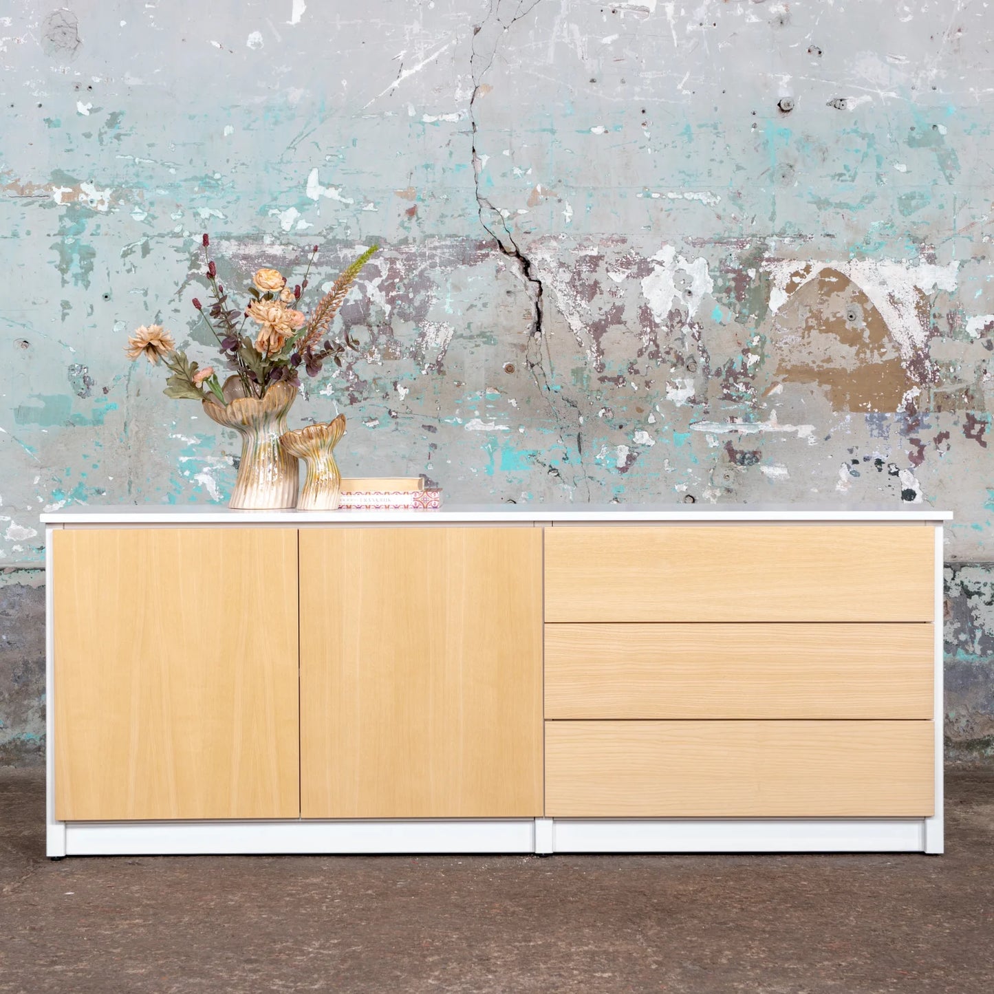 Skandinavisches Sideboard | Lundia Original | Klar lackiertes Massivholz mit Vasen und Styling