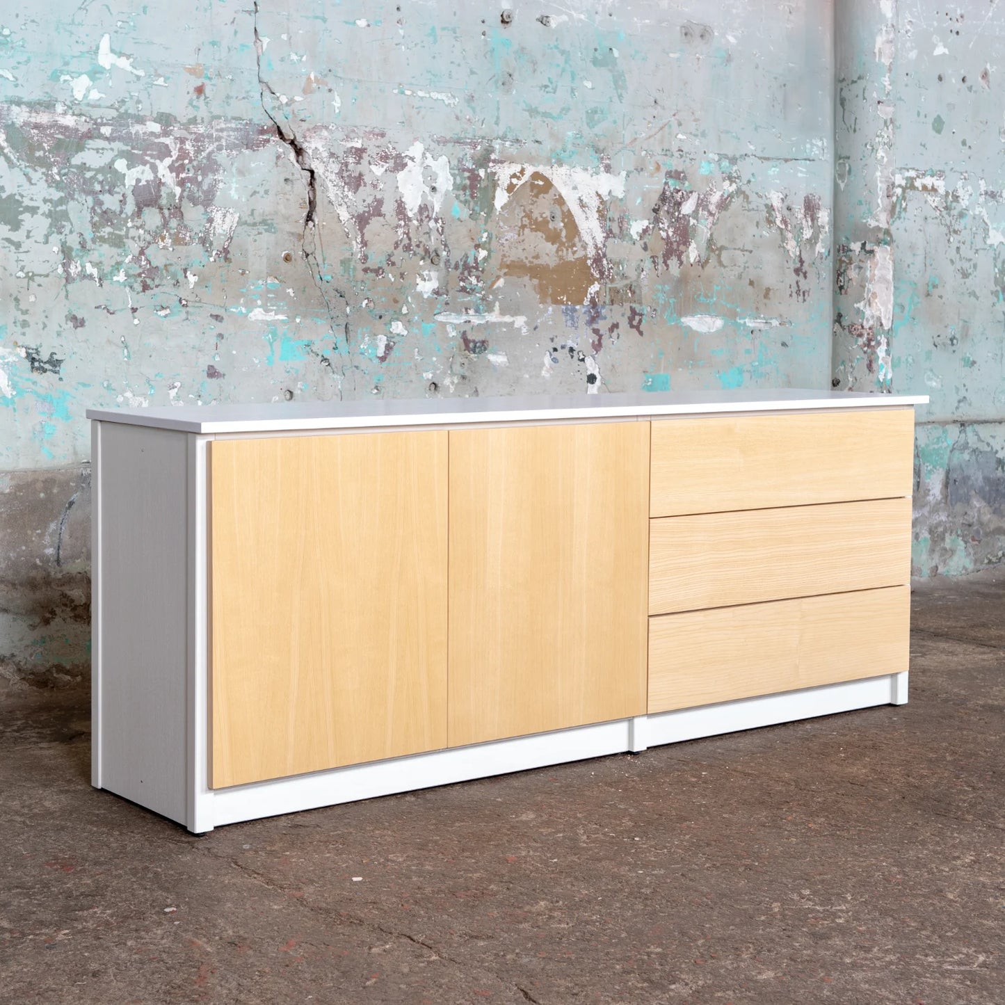 Skandinavisches Sideboard | Lundia Original | Klar lackiertes Massivholz, Seitenansicht leer