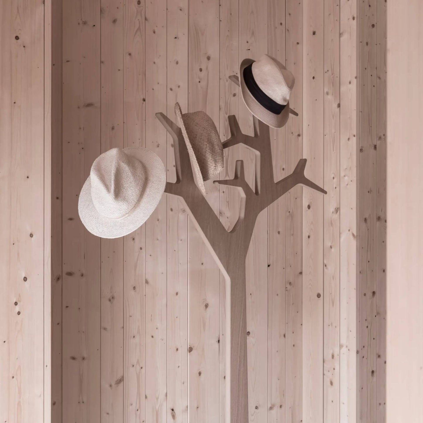 Baumgarderobe, 194 cm hoch, stehend | Swedese | Lundia Living – mit natürlicher Holzfarbe und verspieltem Astmuster für eine elegante Wanddekoration