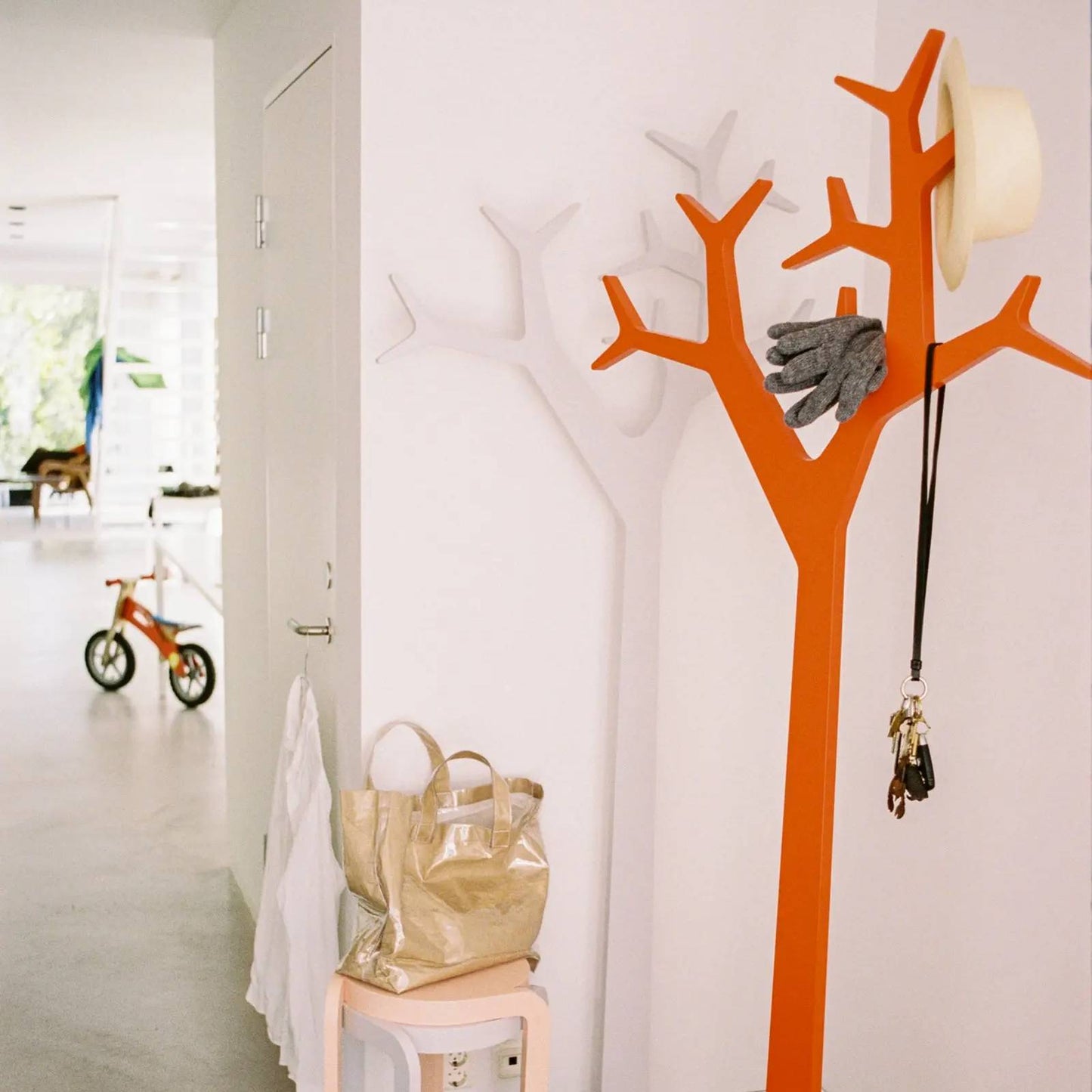 Baumgarderobe, 194 cm hoch, stehend | Swedese | Lundia Living: Ein auffälliges, orangefarbenes, verspieltes, abstraktes Design für helle Wohnräume