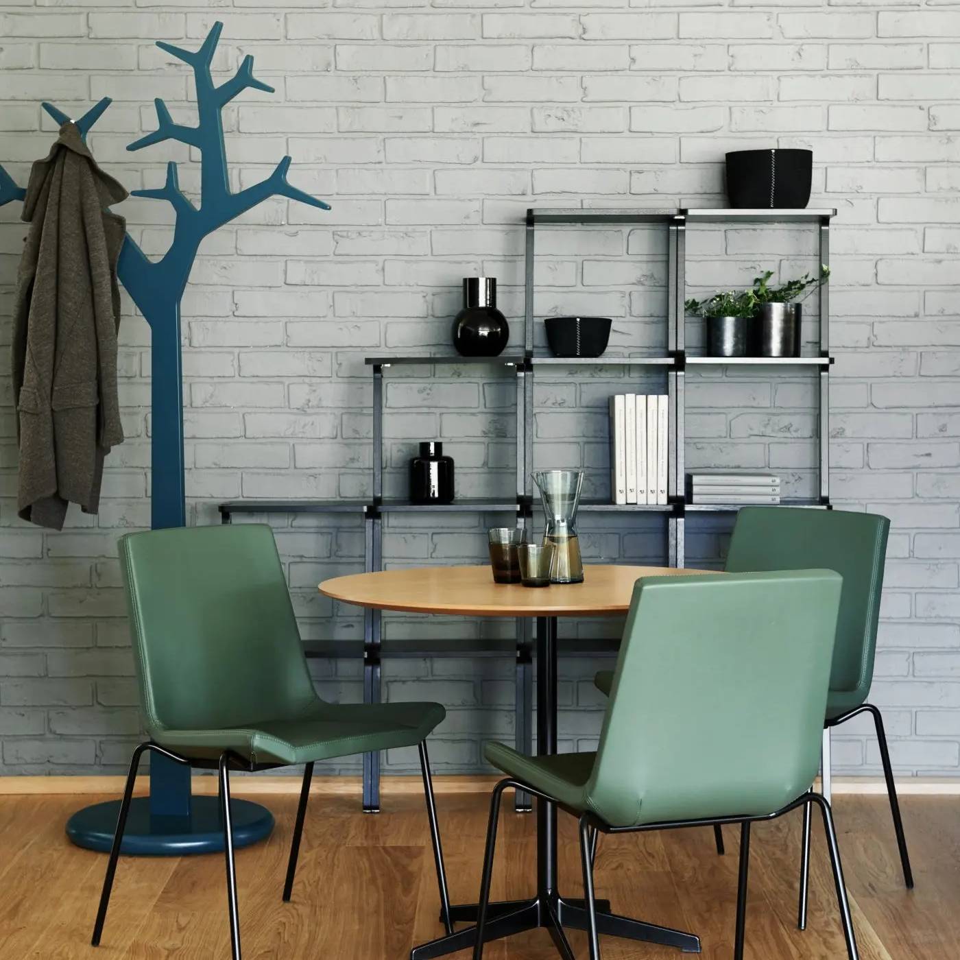 Baumgarderobe, 194 cm hoch, stehend | Swedese | Lundia Living – einzigartiges blaues Design und verspielte Aststruktur für moderne Interieurs