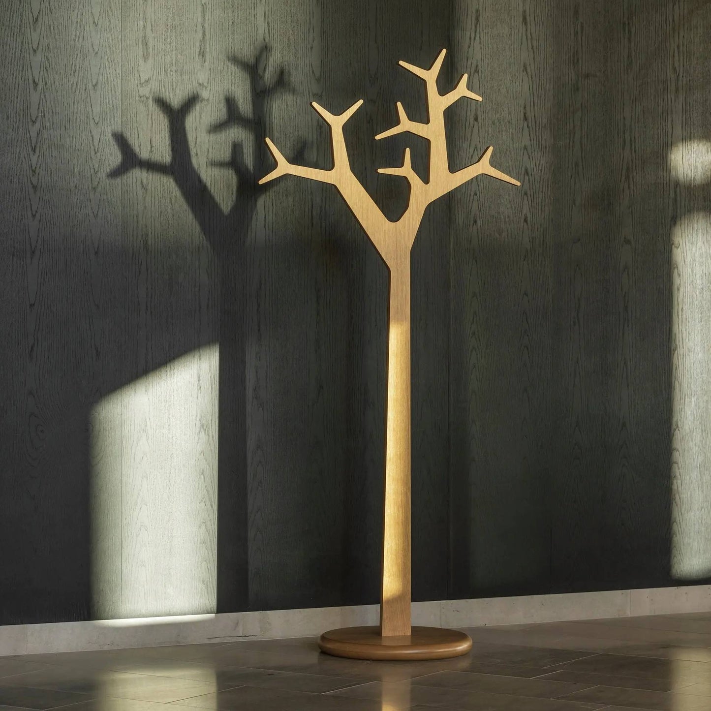 Baumgarderobe, 194 cm hoch, stehend | Swedese | Lundia Living – Warme Holztöne und minimalistisches Astmuster für ein ruhiges Ambiente