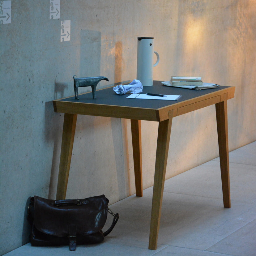 Desk tafel | Jan Kurtz | Lundia Living | als bureau in gebruik met tas en accessoires