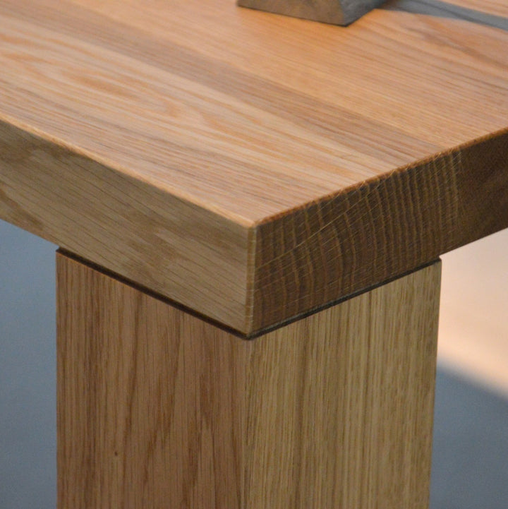 Detail tafelblad en poot Leos tafel | Jan Kurtz | Lundia Living | eikenfineer