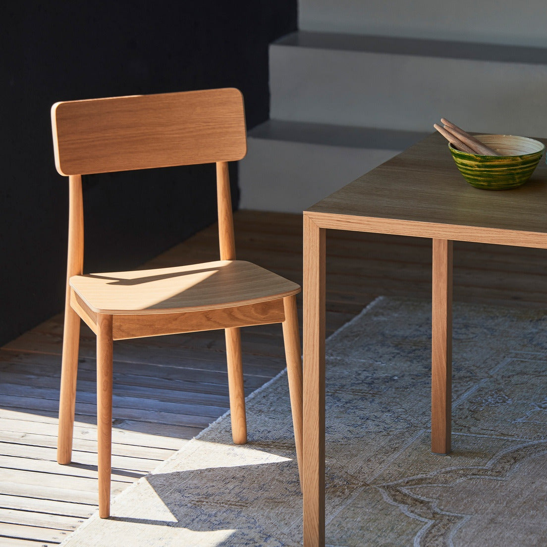 Yoki stoel | Jan Kurtz | Lundia Living | eiken, naast eettafel