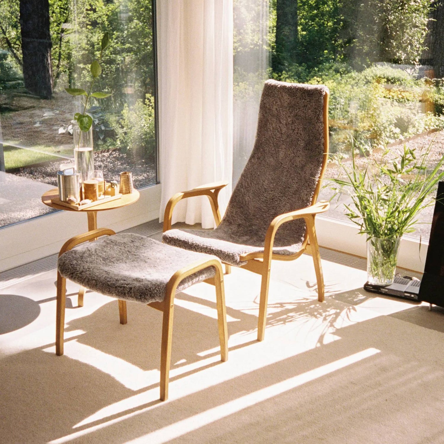 Lamino Sessel | Swedese | Lundia Living – mit natürlicher Holzstruktur und weichem grauen Bezug für ein helles Wohnzimmerambiente