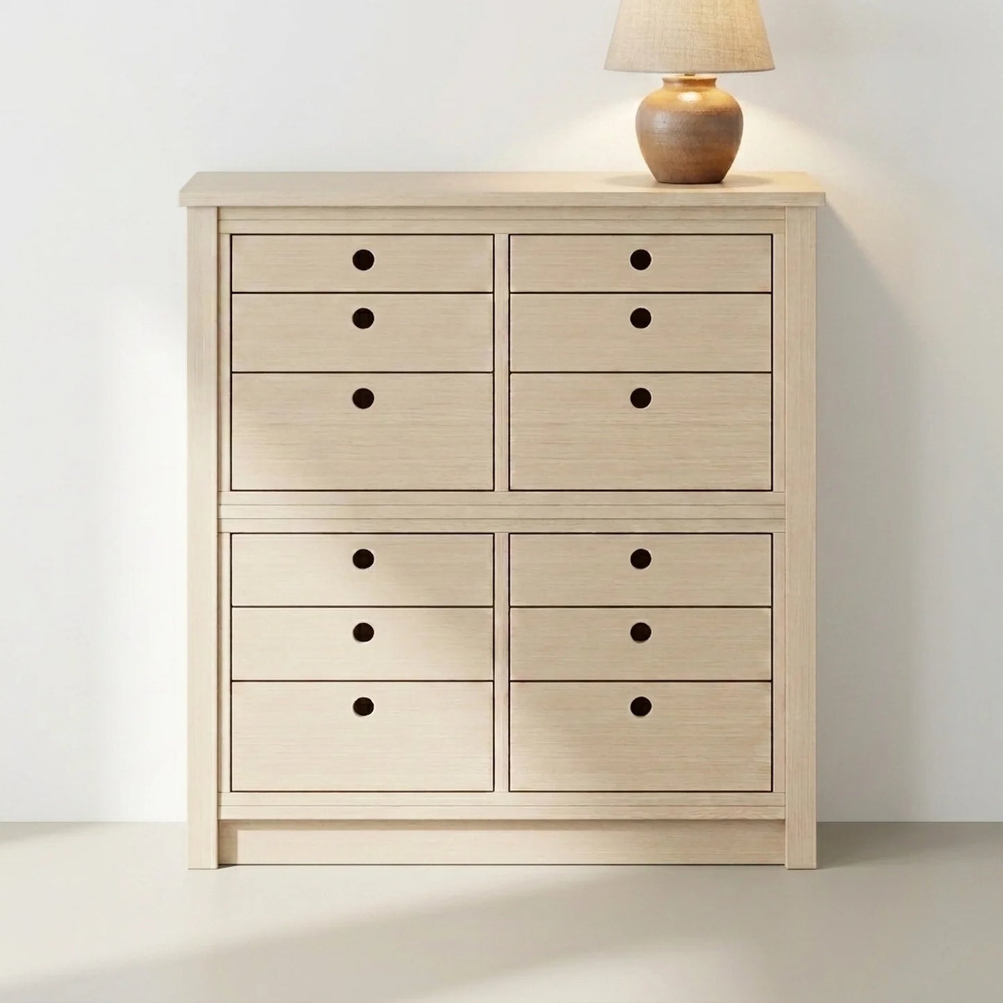 Hohe & schmale Kommode | Lundia Original | Klar lackiertes Holz, sfeerbeeld perspectief