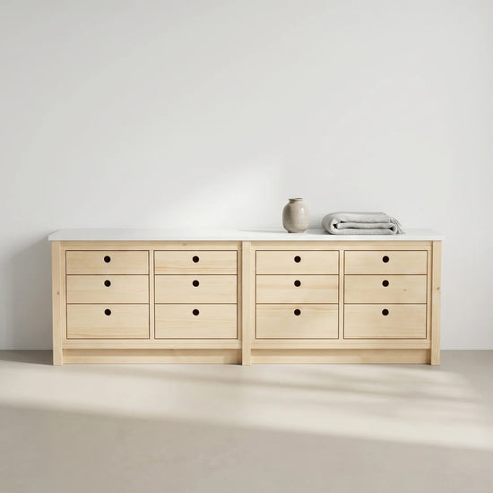 Niedrige skandinavische Kommode | Lundia Original | Klar lackiert & weißes Holz, sfeerbeeld vooraanzicht