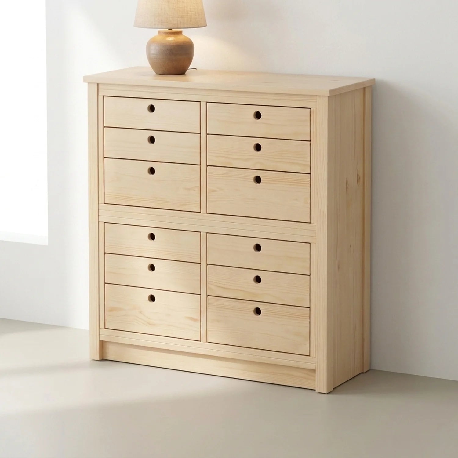 Hohe & schmale Kommode | Lundia Original | Klar lackiertes Holz, sfeerbeeld vooraanzicht