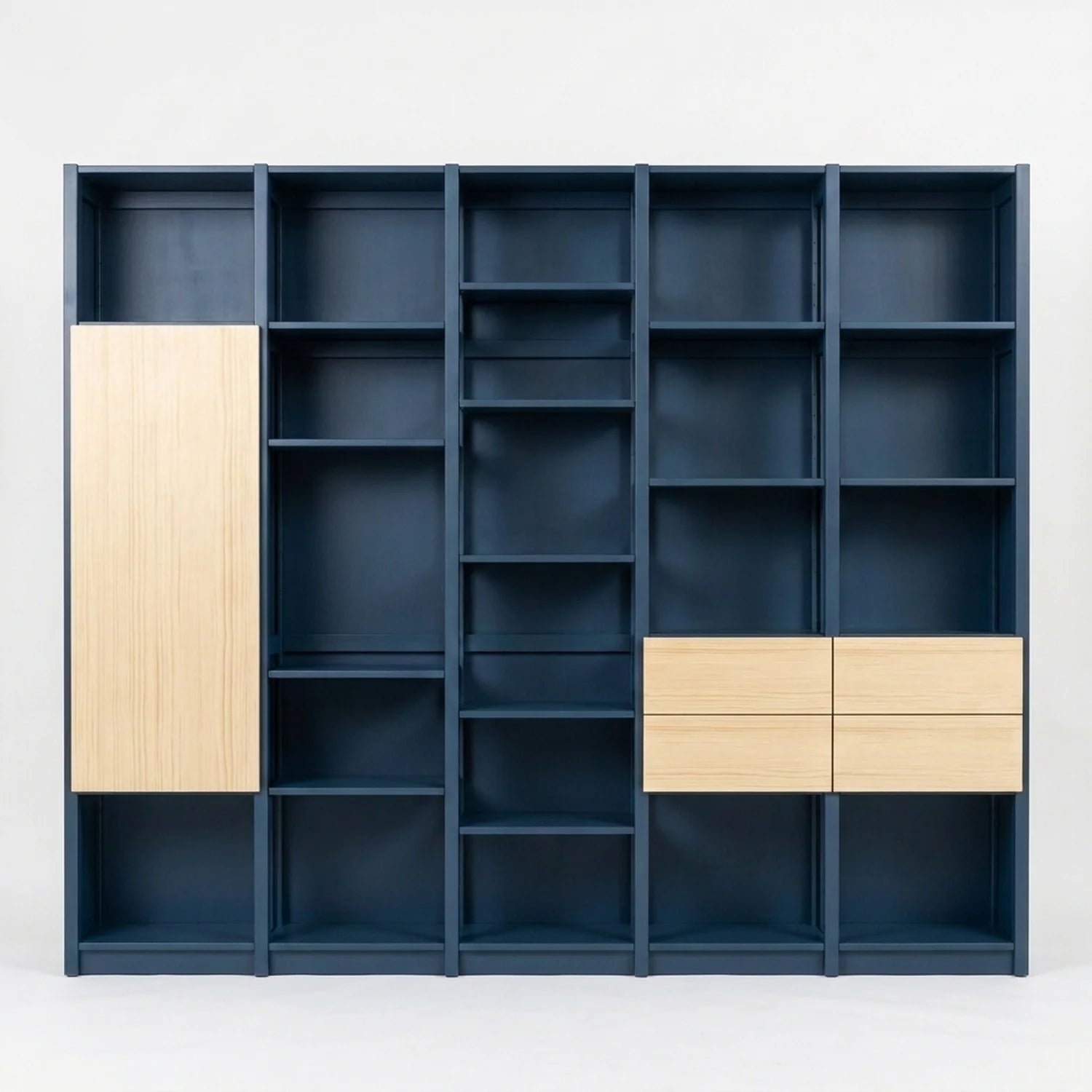 Bücherregal mit Türen und Schubladen | Lundia Original | Haagsblauw & klar lackiertes Holz, vooraanzicht