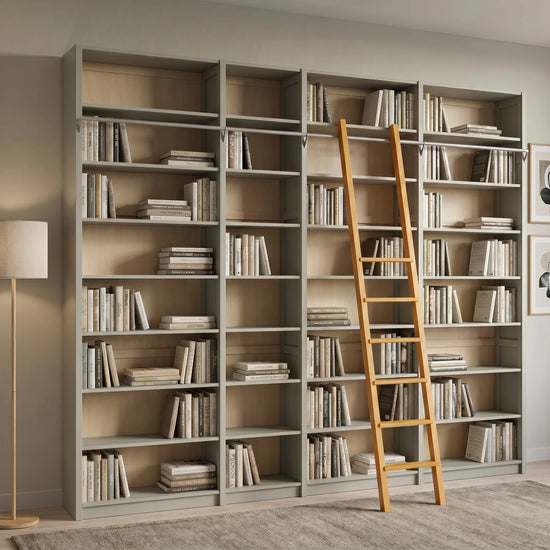 Skandinavisches Bücherregal mit Leiter | Lundia Original | Nebelgrau & Safrangelb, sfeerbeeld vooraanzicht