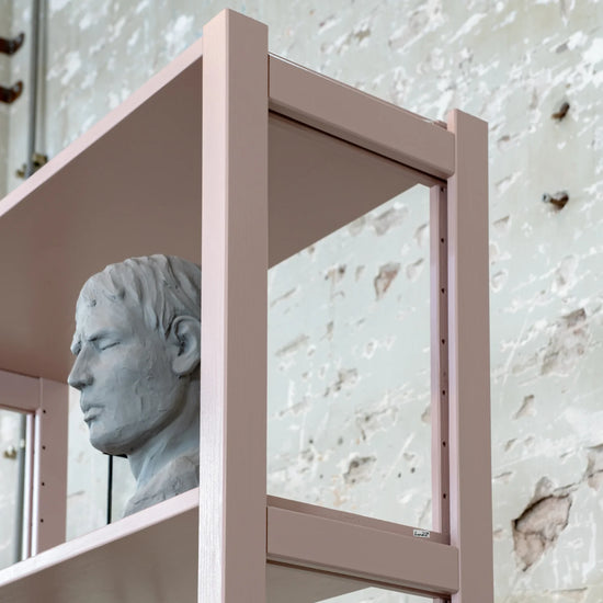 Bücherregal Detail | Lundia Original | Kalkrosa Massivholz-Ständer mit verstellbaren Regalböden