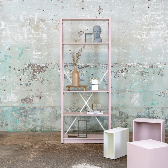 Bücherregal | Lundia Original | Kalkrosa Massivholz mit Vase, Skulptur und Dekoration