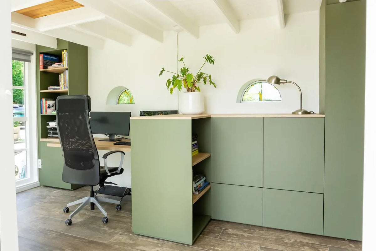 Groene bureaukast op maat van Lundia met bureau en kastenwand