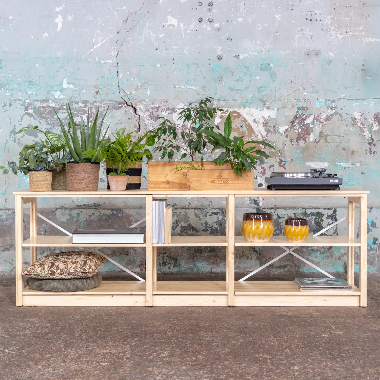 Sideboard | Lundia Original | Klar lackiertes Massivholz mit Pflanzen, Büchern und Vasen