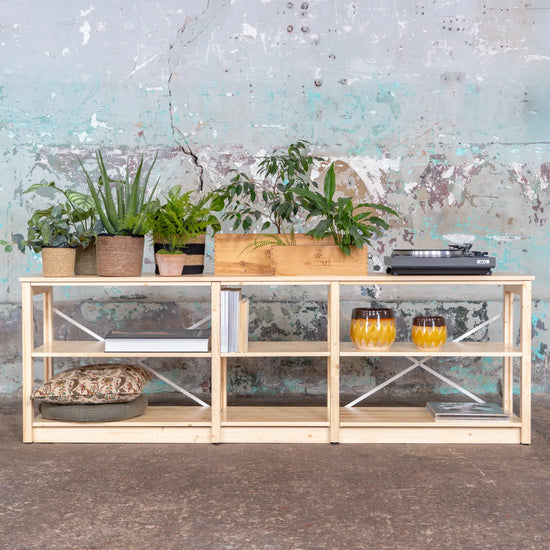Sideboard | Lundia Original | Klar lackiertes Massivholz mit Pflanzen, Büchern und Vasen