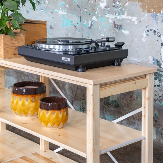 Sideboard | Lundia Original | Klar lackiertes Massivholz mit Plattenspieler und Keramik