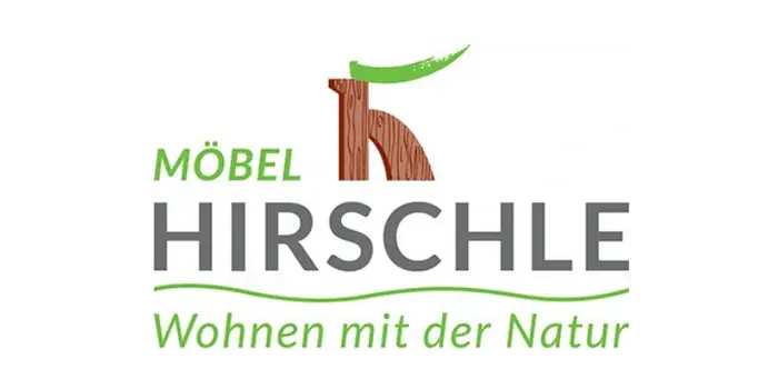 Logo met groene en grijze tekst Möbel Hirschle en houten letter K met groen blad op witte achtergrond