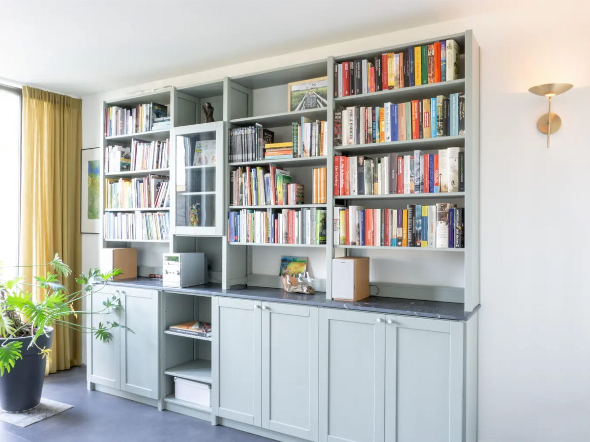 Grijsgroene boekenkast op maat van Lundia met marmeren werkblad