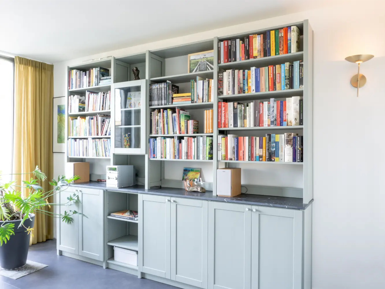 Graugrünes Bücherregal nach Maß von Lundia mit Marmorplatte