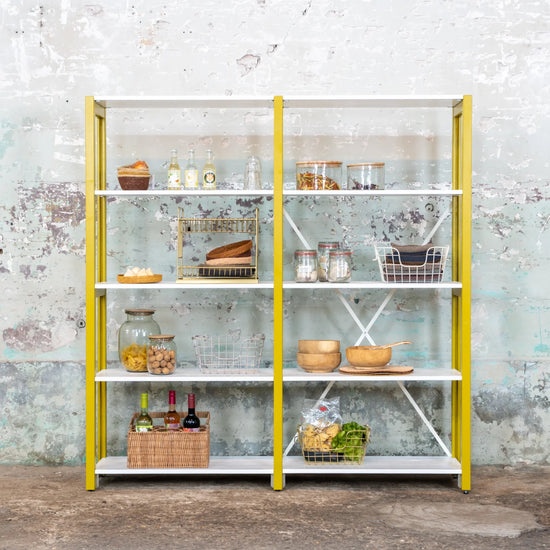 Niedriges Bücherregal | Lundia Original | Mustard Green Massivholz mit weißen Böden und Küchenutensilien