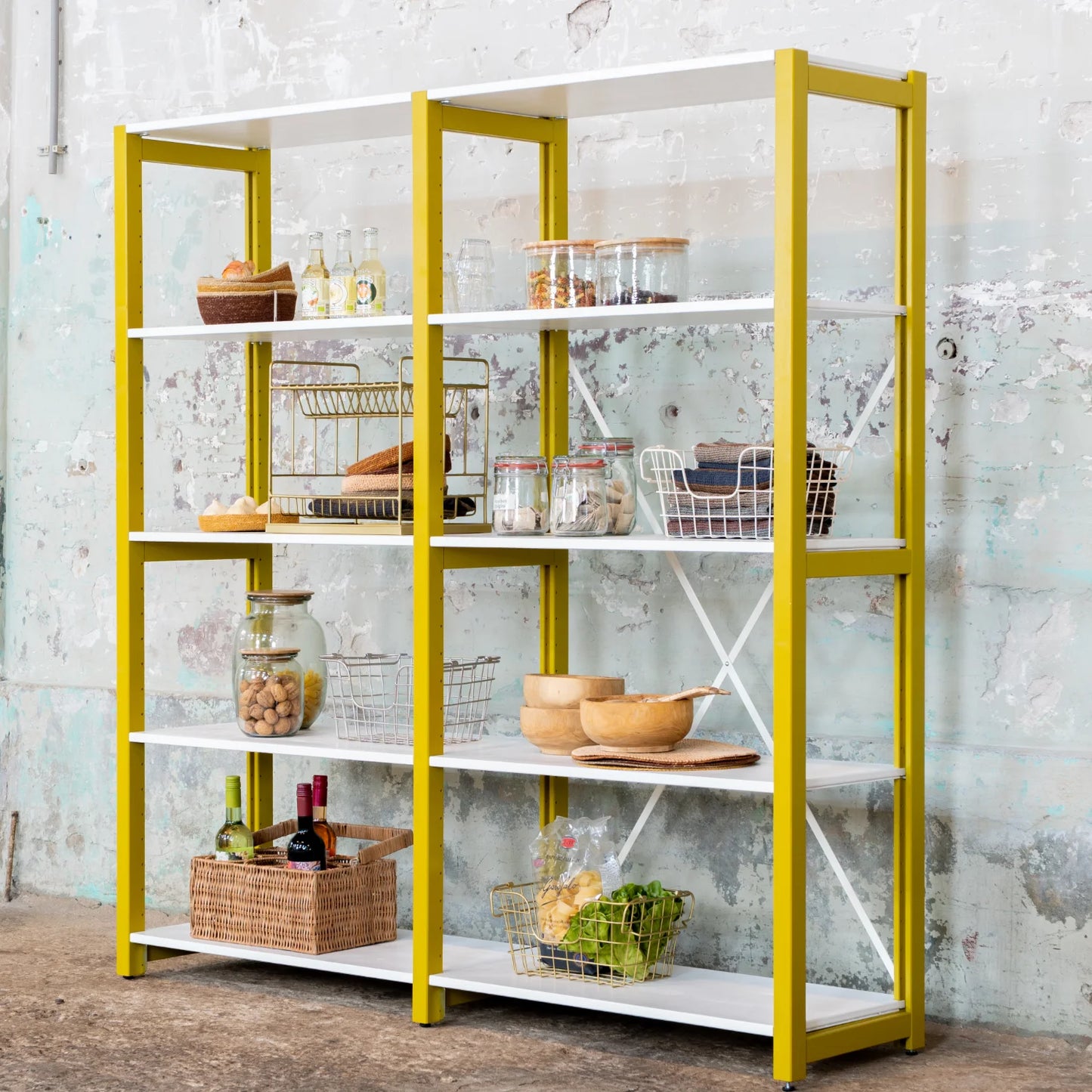 Niedriges Bücherregal | Lundia Original | Mustard Green Massivholz mit Töpfen und Körben