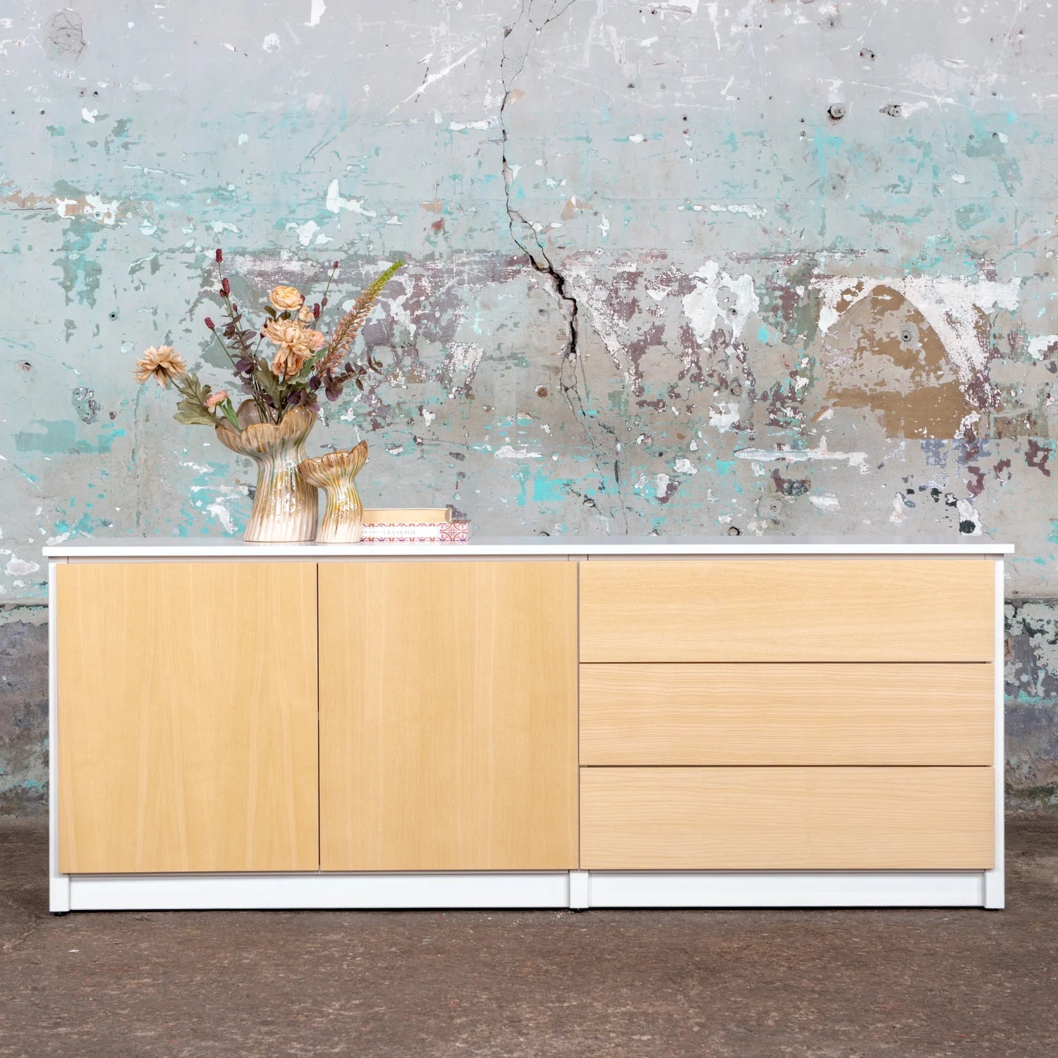 Skandinavisches Sideboard | Lundia Original | Klar lackiertes Massivholz mit Vasen und Styling