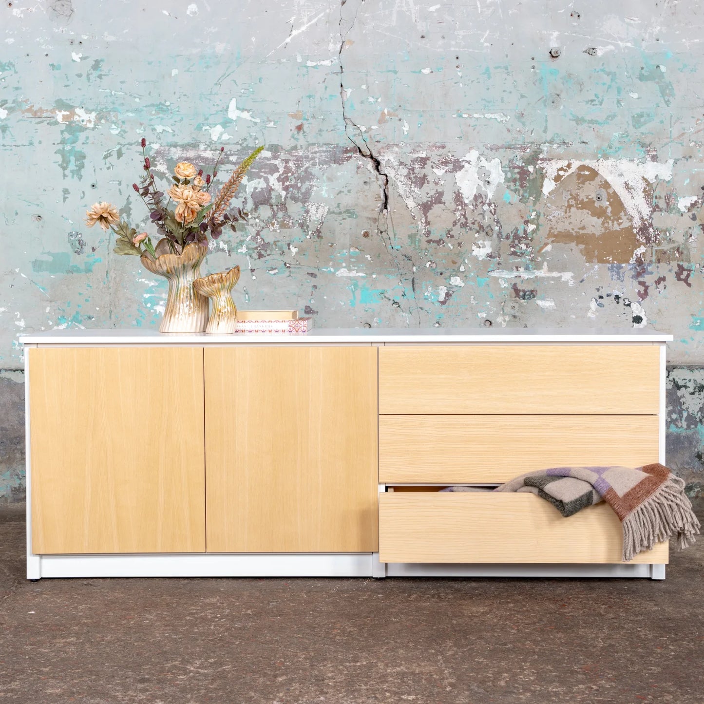 Skandinavisches Sideboard | Lundia Original | Klarlackiertes Massivholz mit Vase und offener Schublade