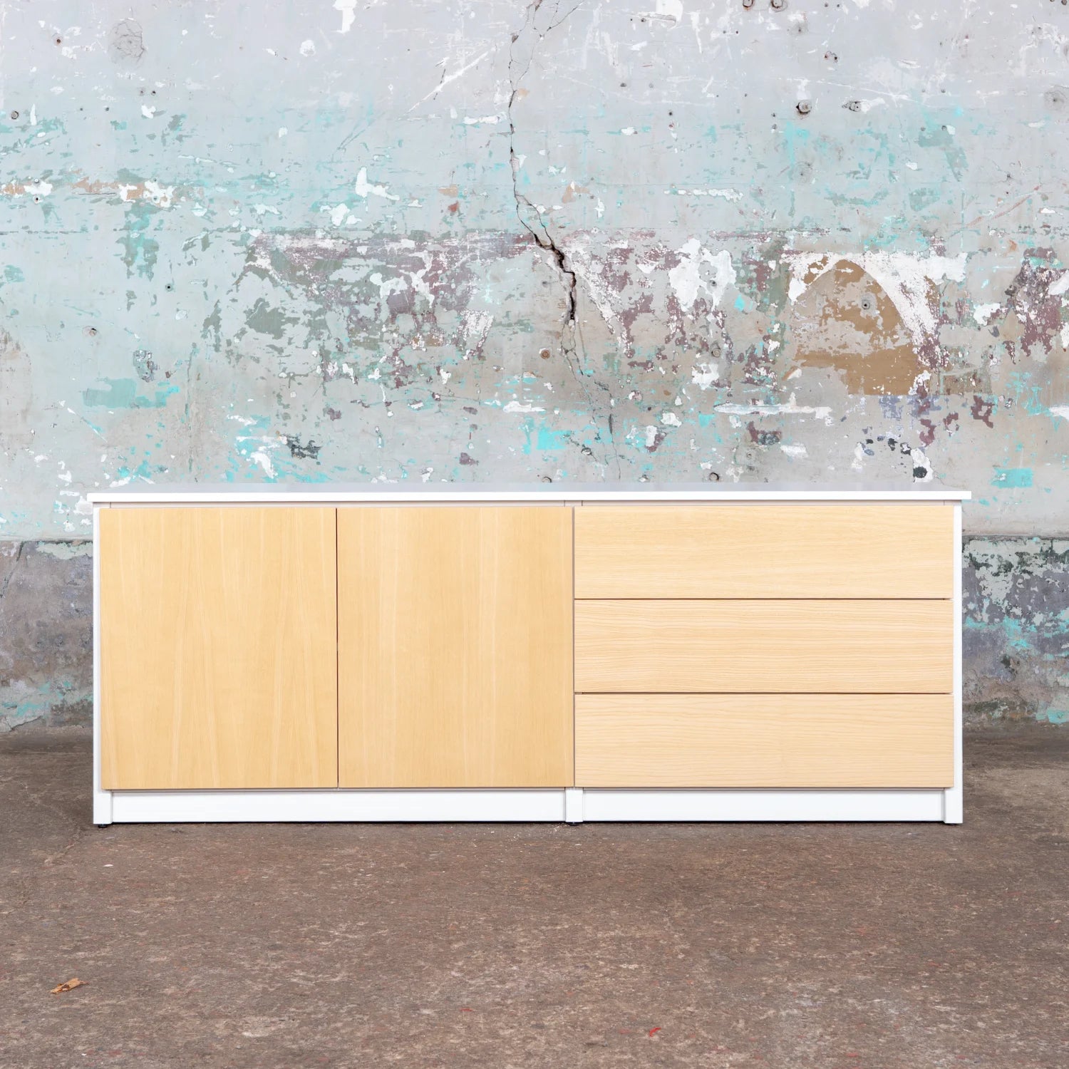 Skandinavisches Sideboard | Lundia Original | Klarlackiert & weißes Massivholz, leer Vorderansicht