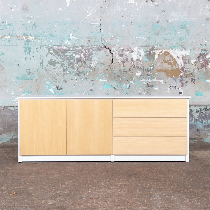 Skandinavisches Sideboard | Lundia Original | Klarlackiert & weißes Massivholz, leer Vorderansicht
