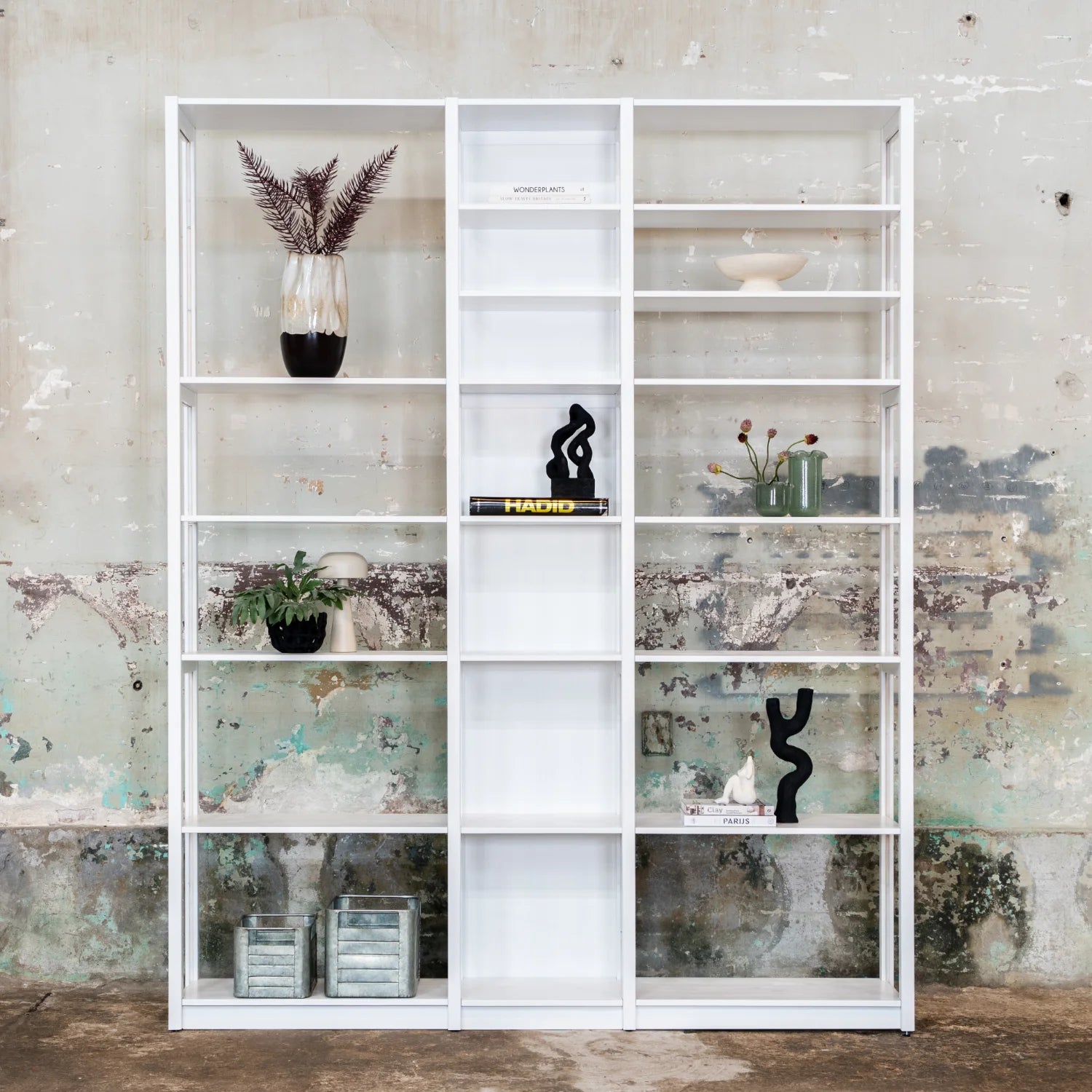 Wandschrank | Lundia Original | Signalweiß Massivholz mit Vasen und Pflanzendekoration