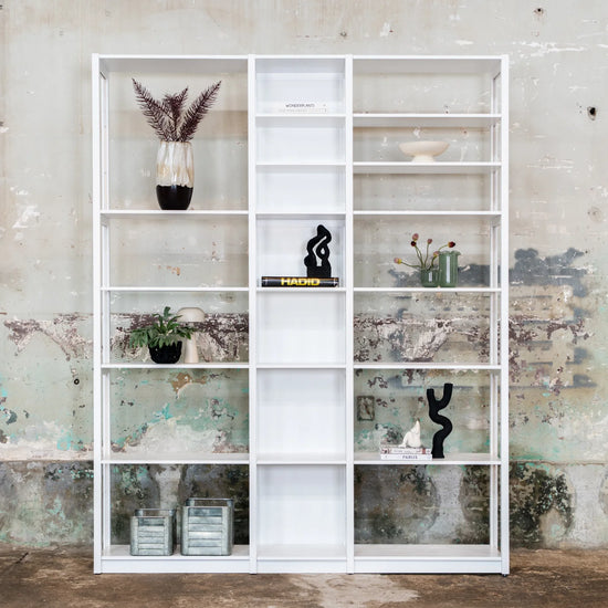 Wandschrank | Lundia Original | Signalweiß Massivholz mit Vasen und Pflanzendekoration